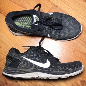 🔴 Nike running shoes w/ reflective cheetah print